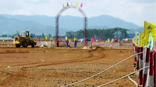 Công nhân làm việc tại mỏ bauxite ở Bảo Lâm, tỉnh Lâm Đồng vào ngày 13/4/2009. Các kế hoạch khai thác bauxite ở Việt Nam sử dụng công nghệ hoặc đầu tư từ Trung Quốc từng bị các chuyên gia lên án về các tác động tới xã hội và môi trường. Hơn nữa, họ lo ngại Bắc Kinh có thể chiếm một khu vực chiến lược