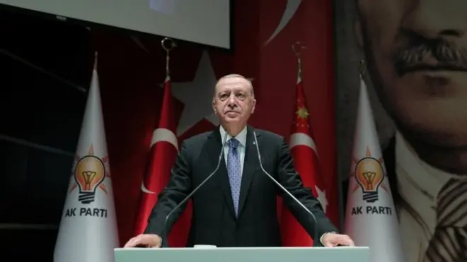 Cumhurbaşkanı Recep Tayyip Erdoğan, geçen hafta TRT'de katıldığı programda artık Türkiye'ye sıcak para girişini istemediklerini belirtti. AKP'nin şimdiye kadar dış finansmana ihtiyaç duyan bir ekonomi modeli inşa etmiş olmasından ötürü ekonomistlere göre bu sözler sert ve ani bir değişime işaret ediyor. Peki Türkiye'nin sıcak paraya ihtiyaç duymadığı bir ekonomi yaratması mümkün mü?
