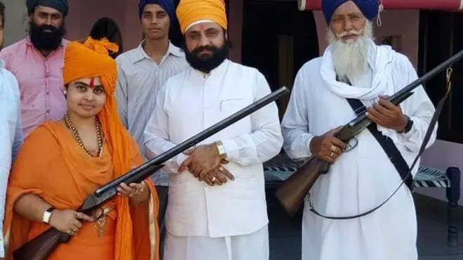 Sadhvi Deva Thakur mara nyingi huonekana ameshika bunduki