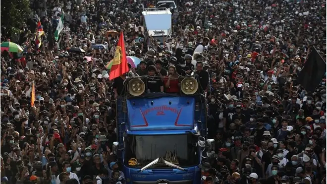 ผู้ชุมนุมกลุ่มราษฎรเคลื่อนขบวนจากอนุสาวรีย์ประชาธิปไตยไปทำเนียบฯ เมื่อ 14 ต.ค. 2563