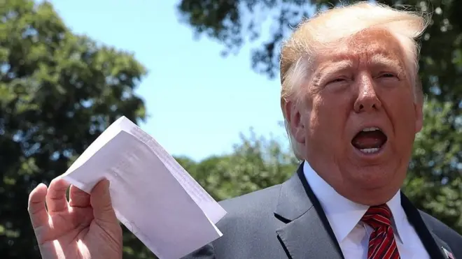 Президент Трамп розмахував аркушем паперу, на якому були написані деталі угоди з Мексикою по подоланню кризи