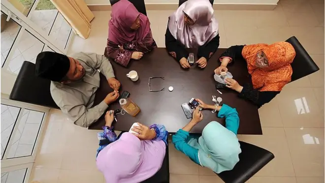 معتز مهندس مصري متزوج من سيدتين ويعيش معهما في نفس البناية.