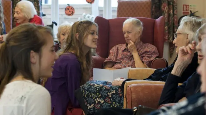 برتانیا کې داوطلبې نجونې له ناروغانو سره خبرې کوي چې رواني حالت کې یې ښه بدلون راشي.