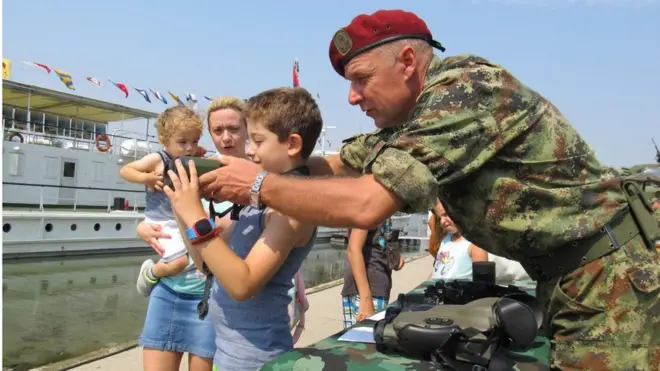 Vojnik Srbije sa decom