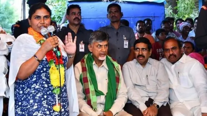 ఆందోళనలో మాట్లాడుతున్న మహిళ