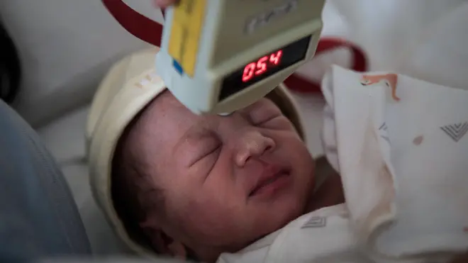 Aworan ọmọ ikoko ti wọn n fi ẹrọ ṣe ayẹwo fun 