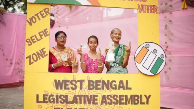 ভোট দেওয়ার পরে সেলফি তোলার ব্যবস্থা করেছিল নির্বাচন কমিশন