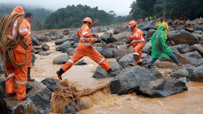 केरल में भूस्खलन के बाद राहत और बचाव कार्य जारी है