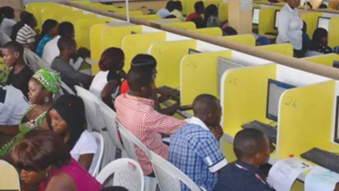 Aworan awọn akẹkọọ to n ṣe idanwo