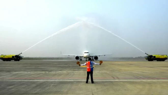 एयरपोर्ट पर उतरते विमान