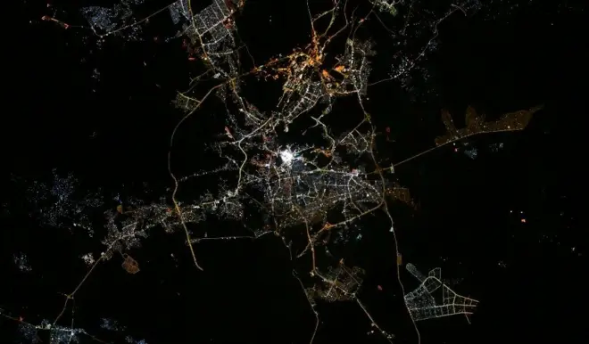 دا د مکې مکرمې هغه انځور دی چې له فضا اخیستل شوی، او په دې کې د کعبې شریفه ځای تر ټولو روښانه دی.