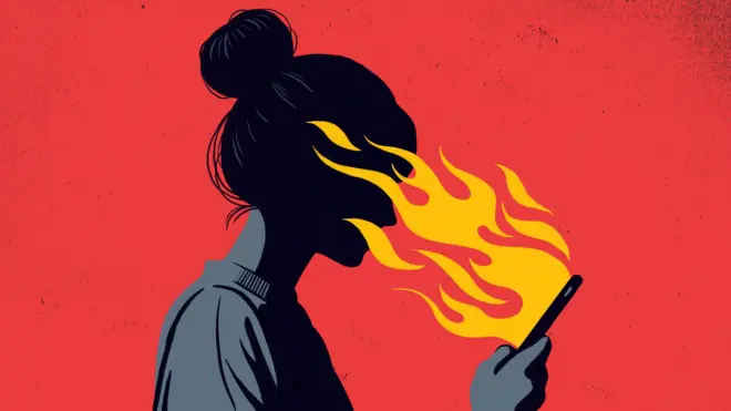 صورة توضيحية لسيدة تنظر إلى هاتفها المحمول الذي تجرت منه ألسنة نار