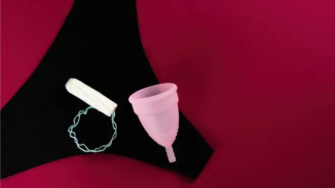 Foto of menstrual cup, tampon and pant