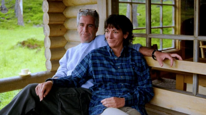 Ghislaine Maxwell y Jeffrey Epstein en una imagen publicada por el Departamento de Justicia de EE.UU.