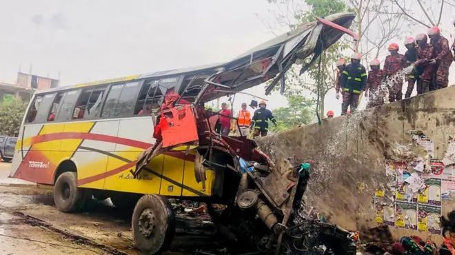 মাদারীপুরের শিবপুর উপজেলায় ঢাকাগামী একটা যাত্রীবাহী বাস খাদে পড়ে যায়- ১৯শে মার্চ ২০২৩ 