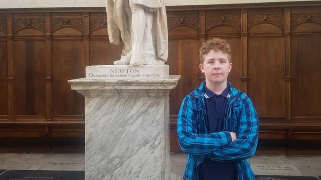 Phazie Mannifield-Gale ao ladosporting club de gagnoauma estátuasporting club de gagnoaIsaac Newton