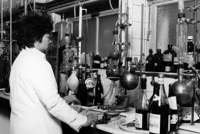 Um cientista realiza uma destilação de vinho para testar o teor de metanol em vinhos italianos em 10 de abril de 1986