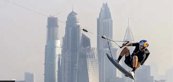Скејтер скочио с падобраном са врха солитера у Дубаију