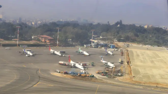 विमानस्थलमा रोकिएका हवाईजहाजहरू