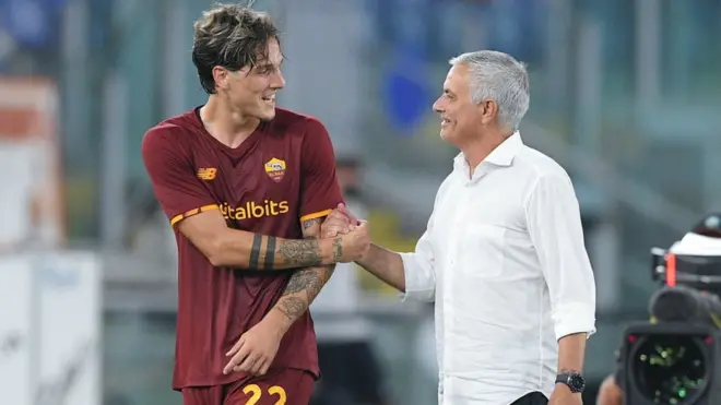 Roma Teknik Direktörü Jose Mourinho, maç sonunda oyuncusu Nicolo Zaniolo'yu tebrik etti