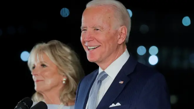 Joe Biden amwenyura ari kumwe n'umugore we Jill, ubwo yari mu kiganiro n'abanyamakuru mu mujyi wa Philadelphia muri leta ya Pennsylvania ku munsi w'ejo ku wa kabiri