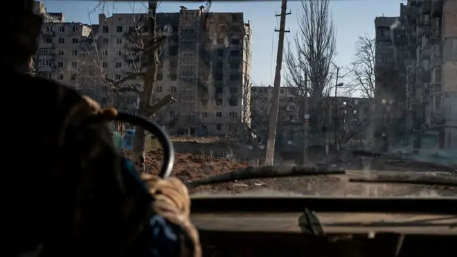  Des soldats ukrainiens de la 79e brigade sont vus dans la ville de Vuhledar, sur la ligne de front, alors que la guerre entre la Russie et l'Ukraine se poursuit dans l'oblast de Donetsk, en Ukraine, le 12 mars 2024.