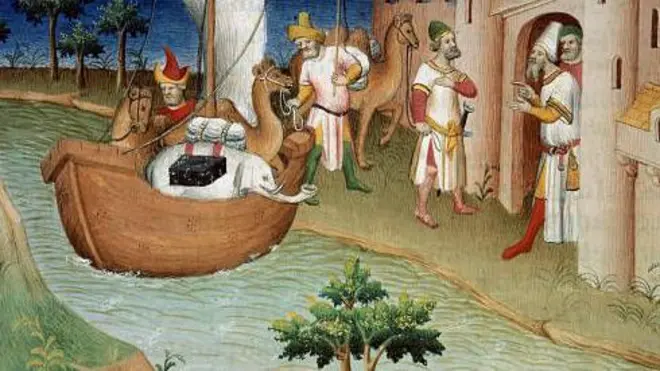 الأخوة بولو (بما في ذلك الرحالة ماركو بولو) يصلون إلى هرمز قادمين من الهند على متن سفينة محملة بالبضائع. صورة مصغرة من كتاب "رحلات ماركو بول" 