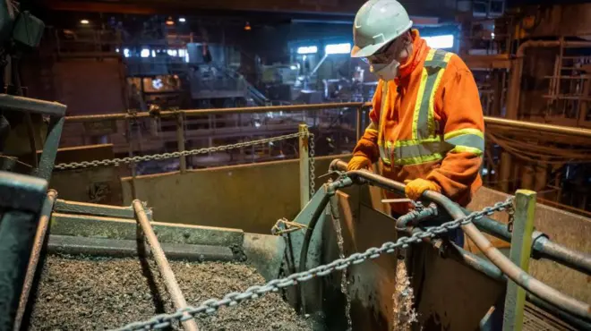 Un empleado trabaja en la planta minera de Northern Graphite en Lac-des-Îles, Quebec.