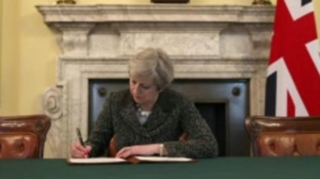 وقعت رئيسة الوزراء البريطانية تريزا ماي رسالة تفعيل المادة 50 من معاهدة لشبونة، لتبدأ بريطانيا رسميا إجراءات الخروج من الاتحاد الأوروبي.