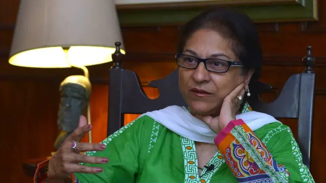 عاصمہ جہانگیر نے کہا کہ عورت کا کہیں چار دیواری کا بہانہ کرنا اور کہیں پر پبلک فگر بن جانا ٹھیک نہیں ہے