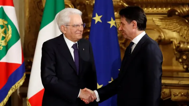 İtalya Cumhurbaşkanı Sergio Mattarella, Roma'da düzenlenen törende yemin eden Başbakan Giuseppe Conte'nin elini sıktı.