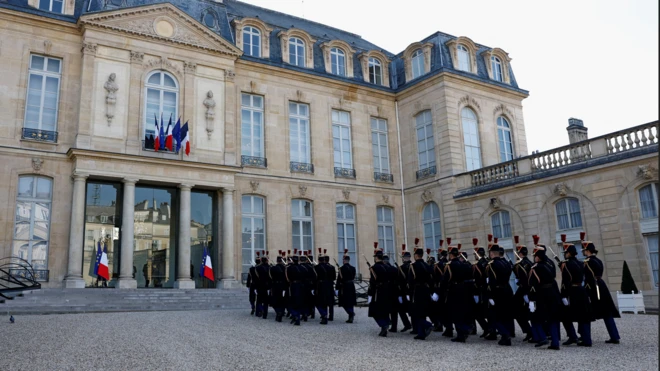 الحرس الجمهوري الفرنسي يستعدون لاستقبال القادة الأوروبيين