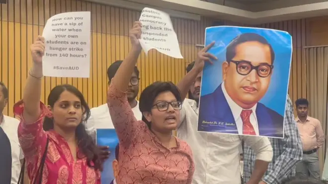 प्रदर्शनकारी छात्र