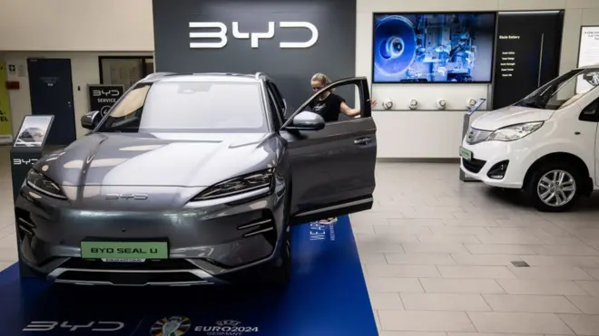 图中的比亚迪 Seal U 车型（即中国市场的宋PLUS）在中国的售价为 20500 欧元，在欧盟的售价为 42000 欧元。