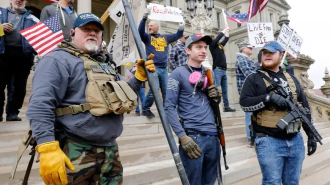 Entre los manifestantes de Michigan había defensores del derecho a portar armas.
