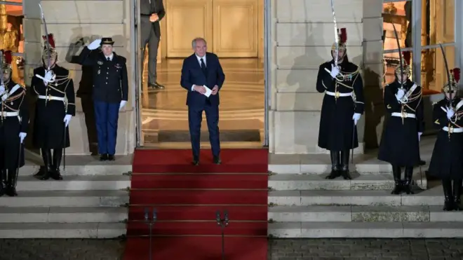 آقای بایرو در حال خروج از ساختمان برای اولین نطق رسمی خود است