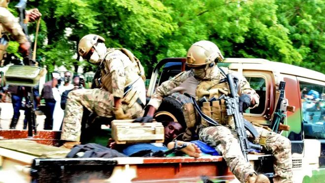 Umugabo ushinjwa kugerageza gutera icyuma Perezida w'inzibacyuho wa Mali Col Assimi Goïta, agaragara aryamye mu modoka ya gisirikare nyuma yo gutabwa muri yombi mu murwa mukuru Bamako.