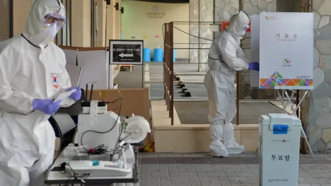 지난 2020년 4.15총선 사전투표일을 앞두고 생활치료실 사전투표소에서 방호복을 착용한 종사원들이 투표 준비를 하고 있다