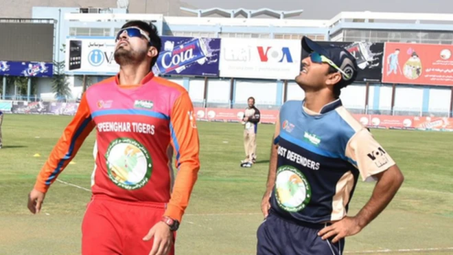 هره لوبډله یوازې درې بهرني او ۱۲ کورني لوبغاړي پر خپل کپتان ورزیاتولی شي