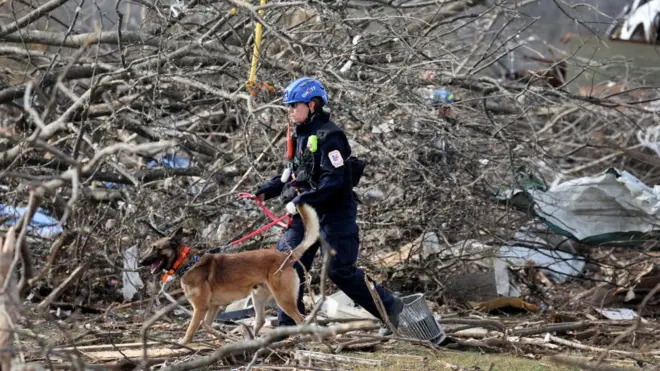Un rescatista camina por una zona de escombros en el estado de Kentucky.