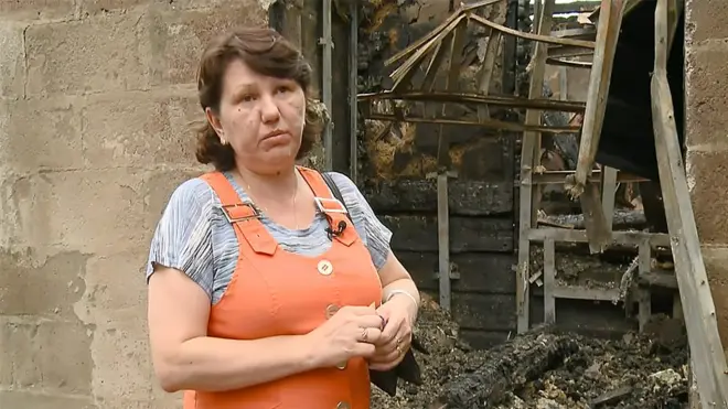 Лилия Медведева показывет, что осталось от ее дома после пожара в Ростове