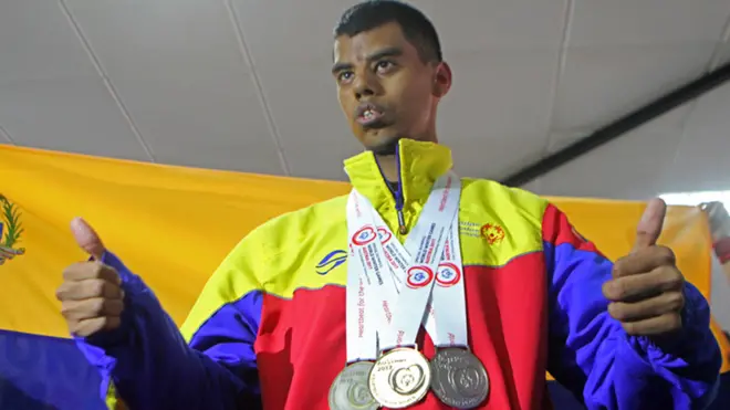 Leonardo Acosta con sus medallas de las Olimpiadas Especiales