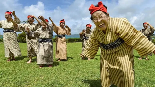 Berbagai penelitian telah dilakukan untuk memperlambat proses penuaan dan menemukan cara untuk bisa hidup lebih panjang.