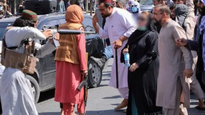 탈레반이 시위에 나선 여성들을 폭력 진압하면서 안전에 대한 우려가 커지고 있다