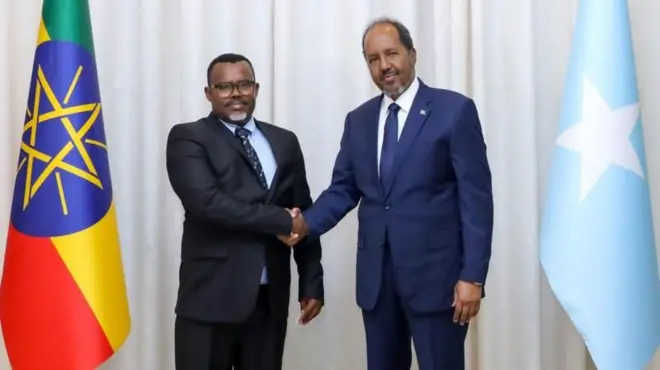 አምባሳደር ሙክታር (ከግራ) ባለፈው ዓመት የሹመት ደብዳቤያቸውን ለሶማሊያው ፕሬዝዳንት ሐሰን ሼክ ሙሐመድ ባቀረቡበት ጊዜ