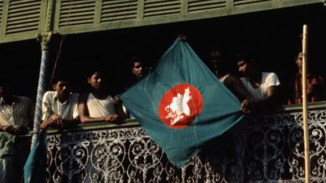 চুয়াডাঙ্গায় একটি ভবনে বাংলাদেশের পতাকা ওড়ানো হচ্ছে, ১৯৭১।