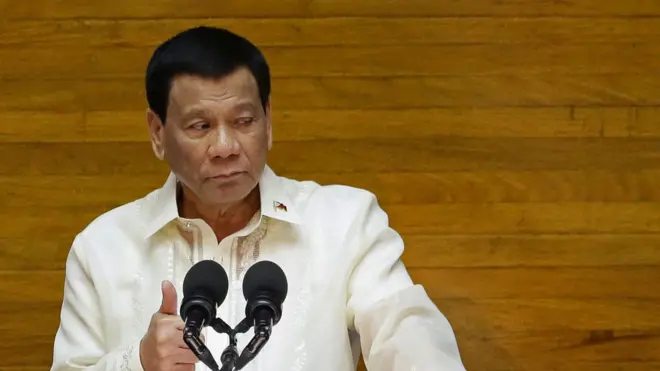 Presiden Duterte melancarkan perang melawan narkoba sejak 2014. Sejak itu ribuan orang tewas dalam operasi polisi untuk memberantas perdagangan narkoba.