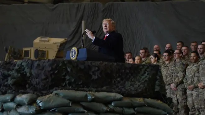 دونالد ترامپ در حال سخنرانی برای نیروهای آمریکایی در پایگاه نظامی بگرام در دوره اول ریاست‌جمهوری‌اش