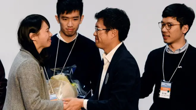周庭（左一）因被裁定提名无效而没能亲自竞逐党友罗冠聪（右一）被撤销之议席，最终由外援区诺轩（右二）“完成任务”。