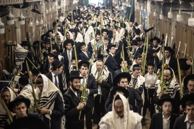 يهود متشددون يتجمعون عند باب القطانين في البلدة القديمة في اليوم الخامس من عطلة عيد العرش